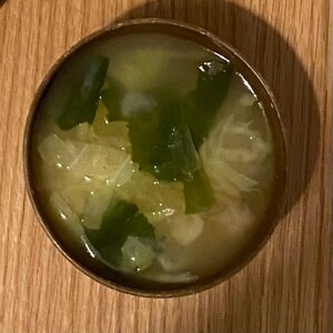 キャベツとわかめと葱のお味噌汁